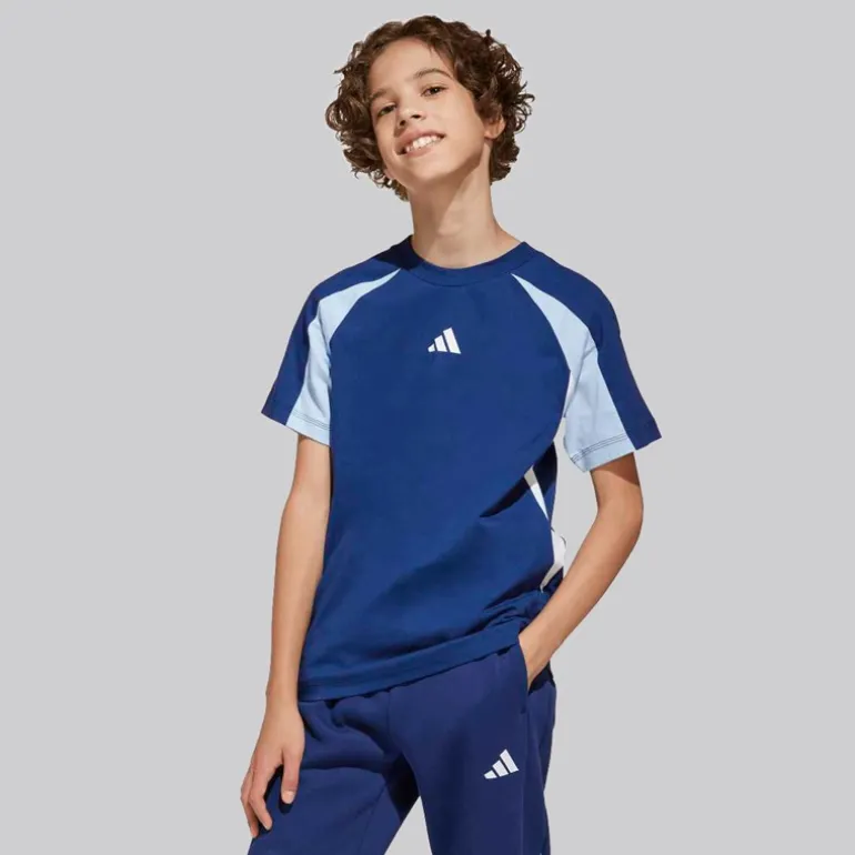 adidas Junior Junge Saisonale Essentials Farbblock T Shirt Dark Blue/Glow Blue/Weiß