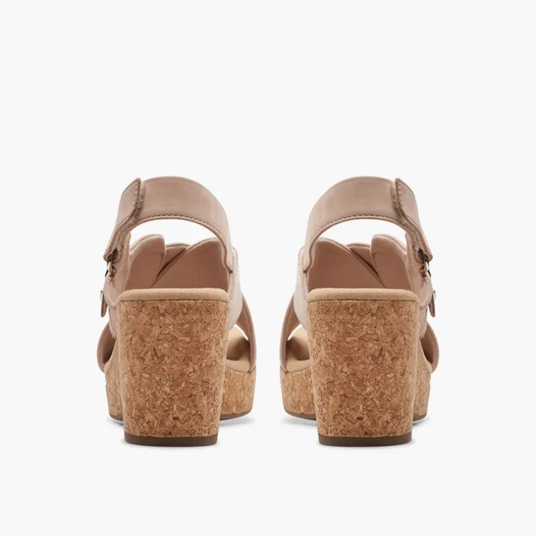 Clarks Damen Giselle Dove Keil Sandalen Sand Nubuck