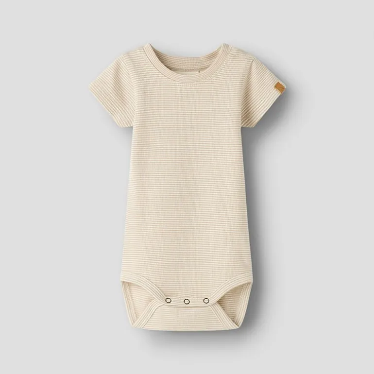 Lil' Atelier Kinder Feng Kurzarm Baby Strampler Oxford Tan